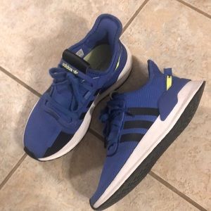 Women’s/kids adidas!